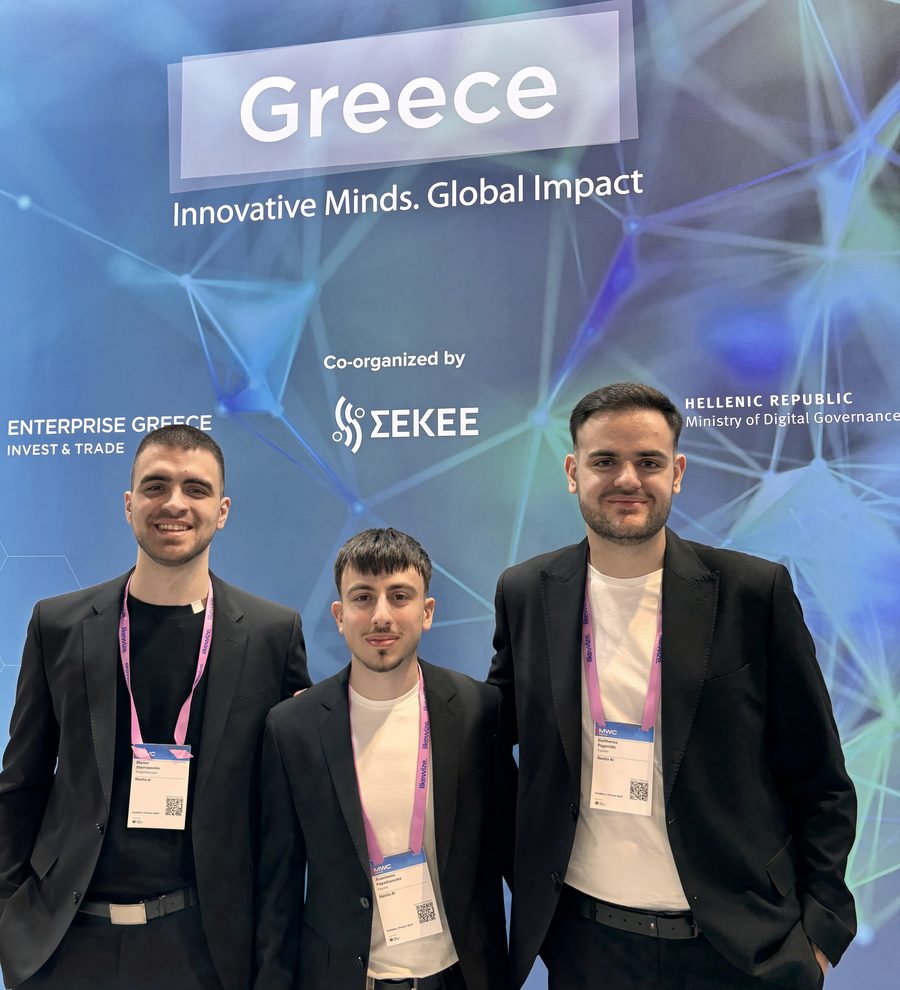 Η ομάδα στο ελληνικό περίπτερο του MWC Barcelona